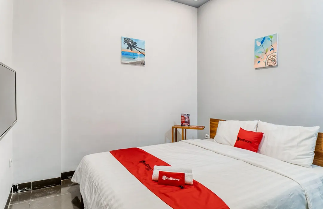 RedDoorz Plus near Taman Ismail Marzuki-1